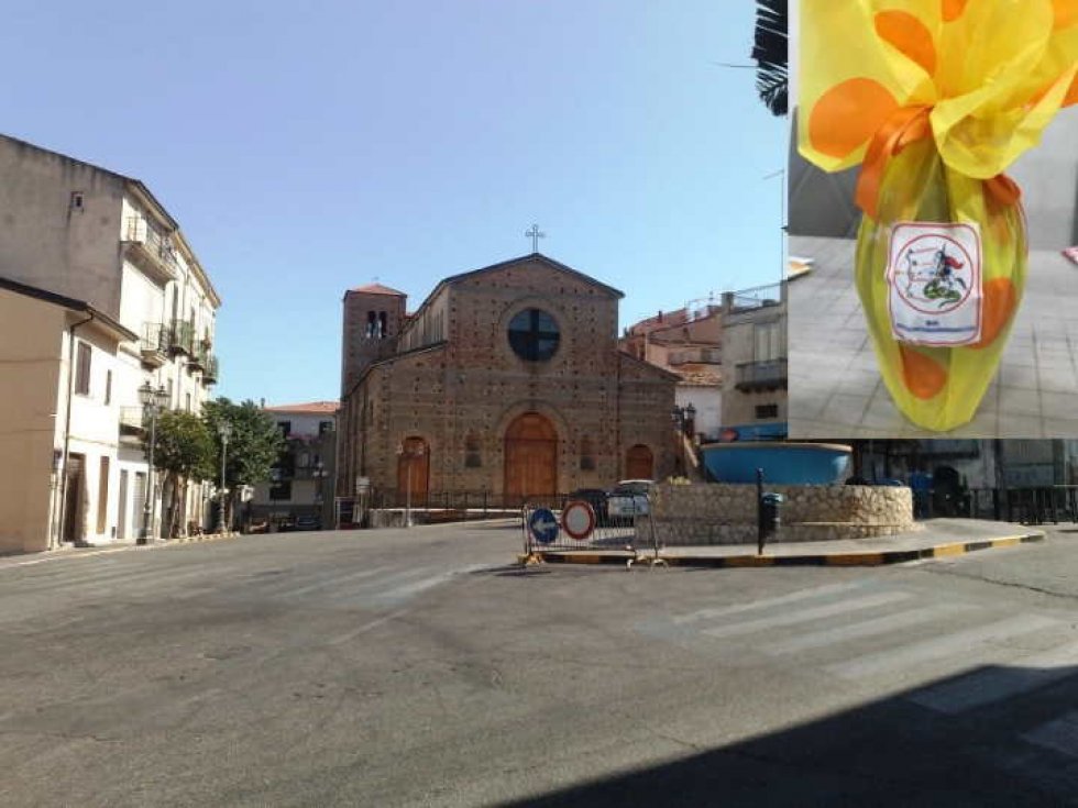 La Chiesa Madre e nel riquadro le uova di Arco