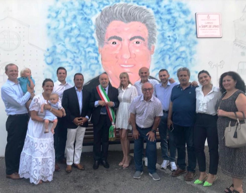 Amministratori e familiari all&#039;inaugurazione di Largo Joe Leporace 