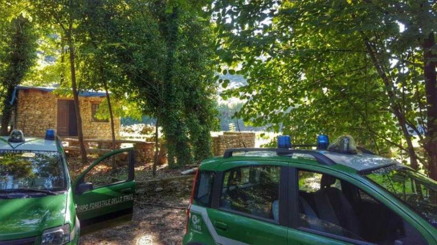 Denunciato un uomo per fabbricato abusivo lungo il fiume dal Corpo Forestale