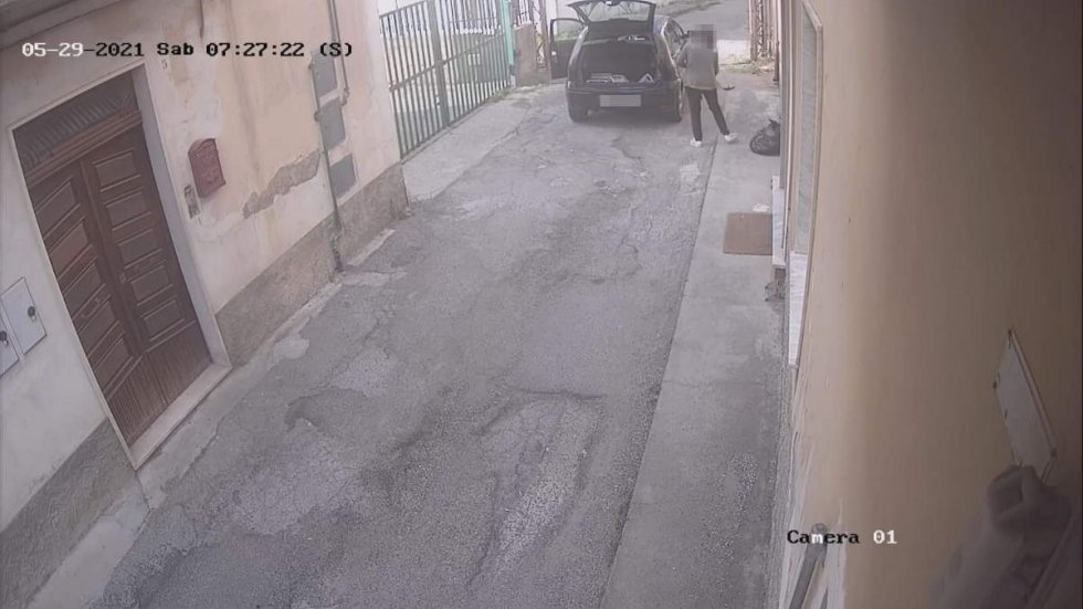 Lascia rifiuti per strada ma le telecamere la immortalano. Denunciata una persona