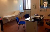 Un ambulatorio medico e - nel riquadro - il sindaco Tarsitano