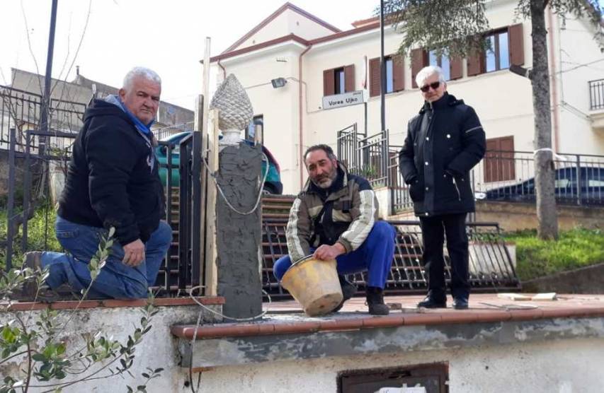 Gli operai al lavoro nella piazza XXV Aprile di Firmo