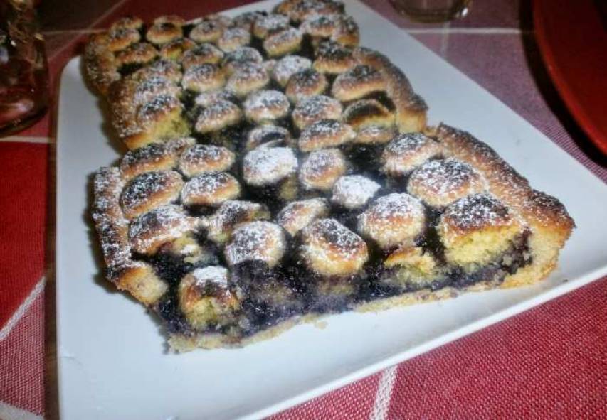 Crostata di frolla ai frutti di bosco con palline di cocco