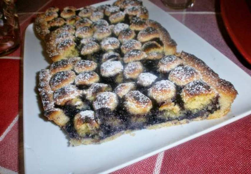 Crostata di frolla ai frutti di bosco con palline di cocco