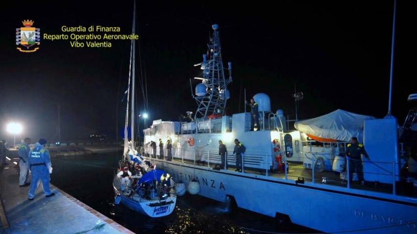 Tre presunti scafisti arrestati e 55 migranti messi in salvo a Corigliano